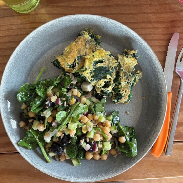 TOUS DROITS RÉSERVES Assiette avec omelette aux épinards et salade de pois chiche